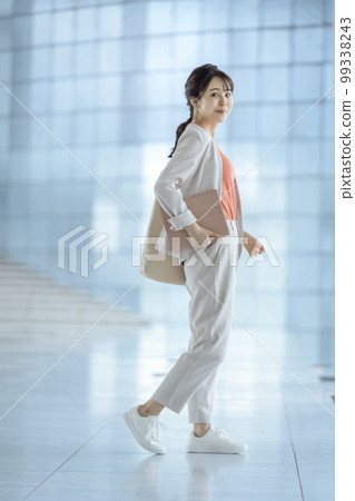 30 多歲的女商人肖像 30 多歲的女商人肖像 99338243