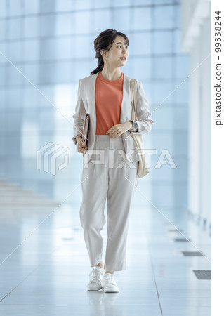 30 多歲的女商人肖像 30 多歲的女商人肖像 99338244