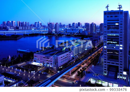 從東京台場一家酒店的高層看到的富士電視台 從東京台場一家酒店的高層看到的富士電視台 99338476