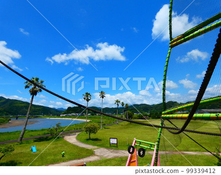 Blue sky, blue sea and park 99339412