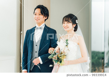 新娘和新郎在婚禮上帶著花束進入教堂、婚禮大廳和處女路 99339914