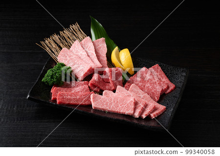 日本和牛烤肉的大理石紋和瘦肉 99340058