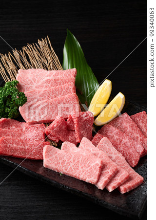 日本和牛烤肉的大理石紋和瘦肉 99340063