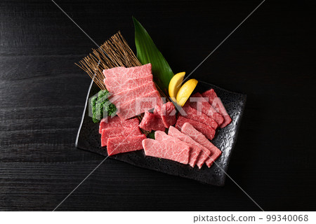 日本和牛烤肉的大理石紋和瘦肉 99340068