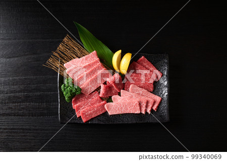 日本和牛烤肉的大理石紋和瘦肉 99340069