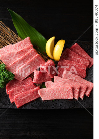 日本和牛烤肉的大理石紋和瘦肉 99340074