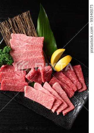 日本和牛烤肉的大理石紋和瘦肉 99340075