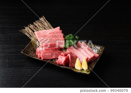 日本和牛烤肉的大理石紋和瘦肉 99340079