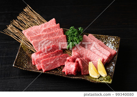 日本和牛烤肉的大理石紋和瘦肉 99340080