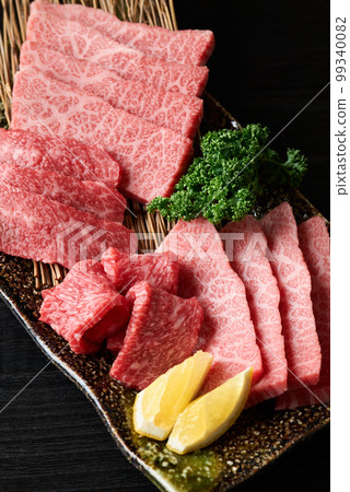 日本和牛烤肉的大理石紋和瘦肉 99340082