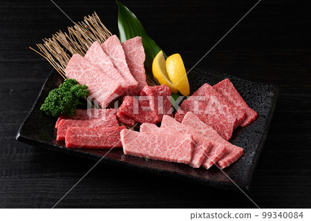 日本和牛烤肉的大理石紋和瘦肉 99340084