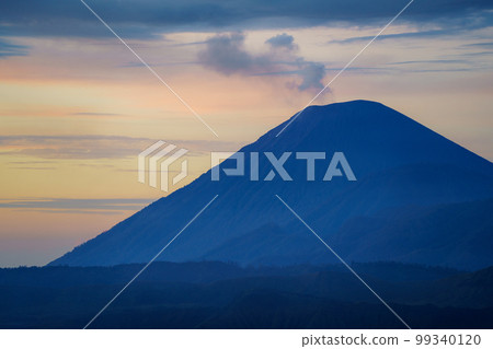 黎明時分的塞梅魯山（東爪哇） 99340120