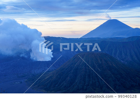 黎明時分的布羅莫火山(東爪哇) 黎明時分的布羅莫火山(東爪哇) 99340128