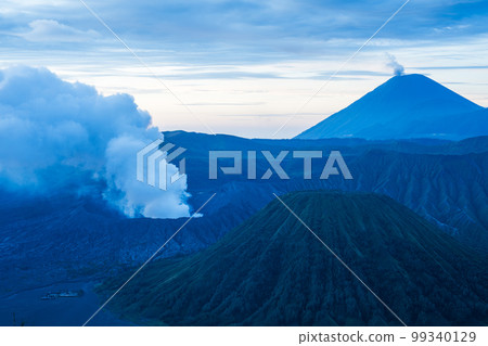 黎明時分的布羅莫火山（東爪哇） 99340129