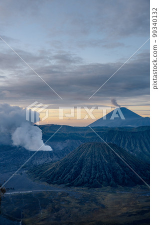 黎明時分的布羅莫火山(東爪哇) 黎明時分的布羅莫火山(東爪哇) 99340132