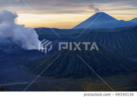 黎明時分的布羅莫火山、巴托克火山和塞梅魯火山（東爪哇） 99340136