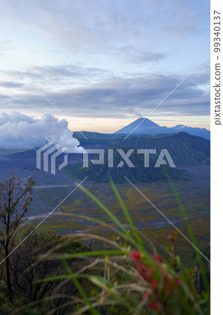 黎明時分的布羅莫火山（來自東爪哇金剛山） 99340137