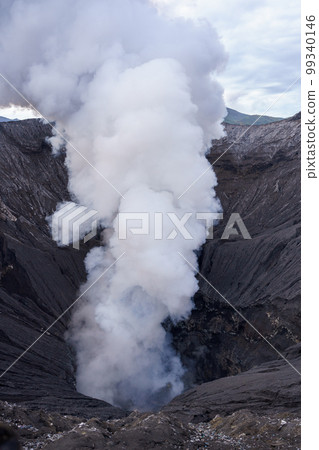布羅莫火山口和煙霧（東爪哇） 99340146