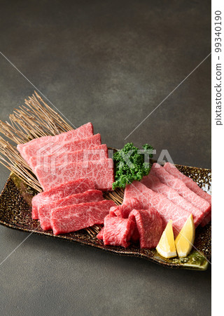 日本和牛烤肉的大理石紋和瘦肉 日本和牛烤肉的大理石紋和瘦肉 99340190