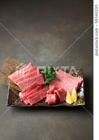 日本和牛烤肉的大理石紋和瘦肉 99340193