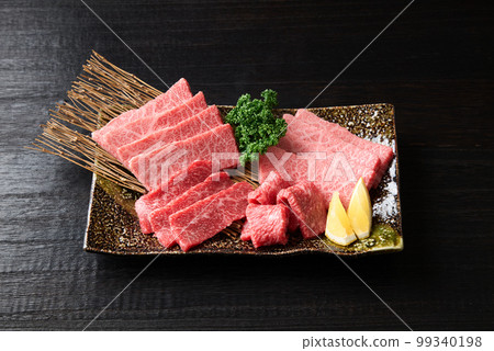 日本和牛烤肉的大理石紋和瘦肉 99340198