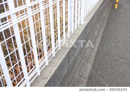 人行道、鐵網圍欄和石牆 人行道、鐵網圍欄和石牆 99340234