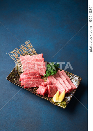 日本和牛烤肉的大理石紋和瘦肉 日本和牛烤肉的大理石紋和瘦肉 99340864