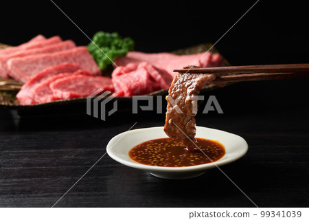 Soak yakiniku in sauce 99341039