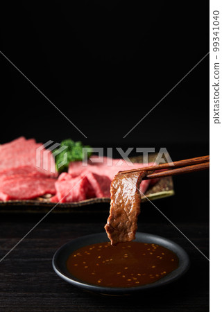 Soak yakiniku in sauce 99341040
