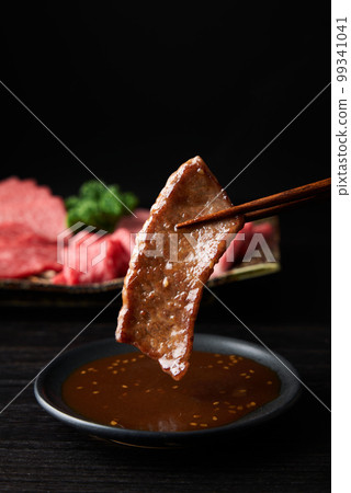 Soak yakiniku in sauce 99341041