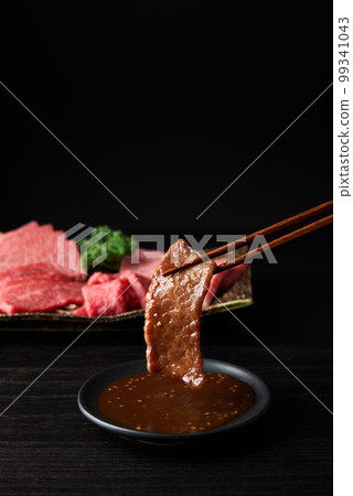 Soak yakiniku in sauce 99341043
