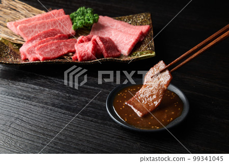 將烤肉浸泡在醬汁中 99341045