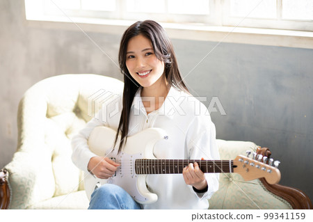 年輕女子肖像（電吉他） 99341159