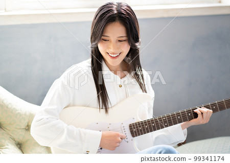 年輕女子肖像(電吉他) 年輕女子肖像(電吉他) 99341174