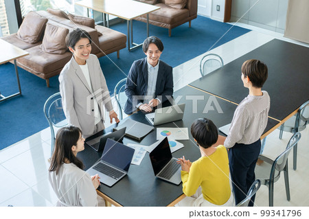 商業場景會議男女鳥瞰圖 99341796