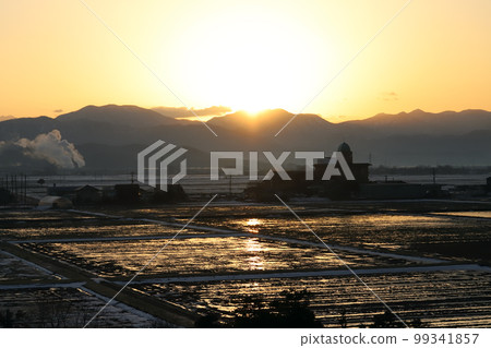 從蘆原溫泉青龍閣看到的日出（福井縣蘆原溫泉） 99341857