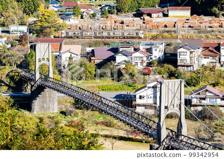 [中央本線]桃助橋和當地火車運行的南木曾街道 99342954
