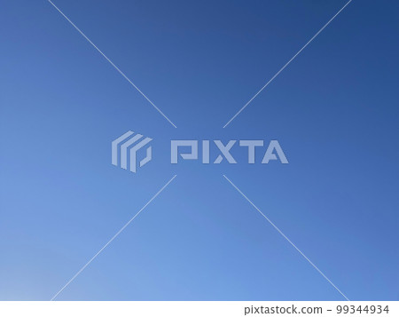 藍天。東京冬天的天空。 99344934