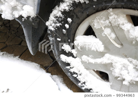 汽車輪胎上的雪 99344963