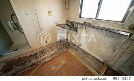 毀壞的財產像翻新前的廢墟 毀壞的財產像翻新前的廢墟 99345307