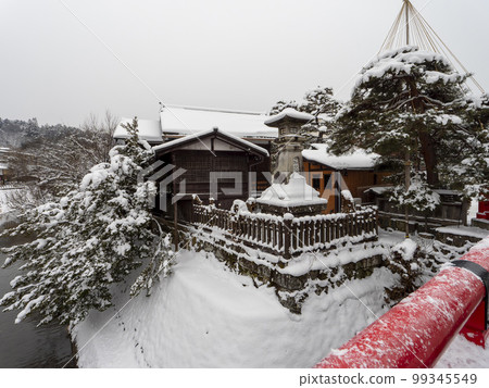 積雪的飛騨高山中橋周邊 積雪的飛騨高山中橋周邊 99345549