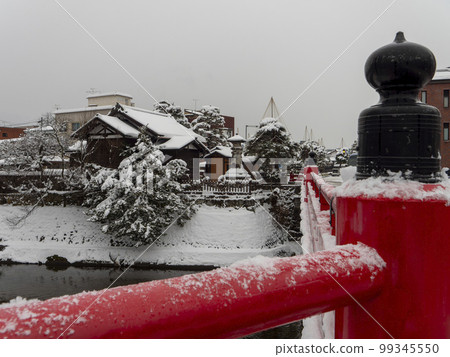 積雪的飛騨高山中橋周邊 積雪的飛騨高山中橋周邊 99345550