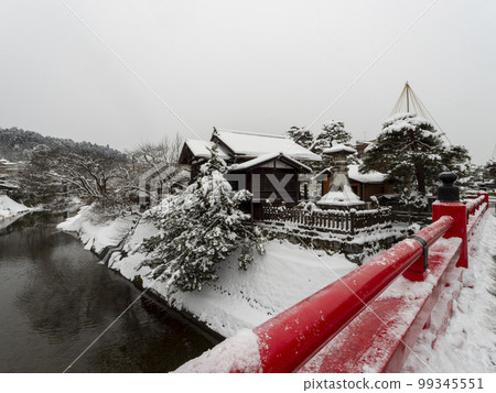積雪的飛騨高山中橋周邊 積雪的飛騨高山中橋周邊 99345551