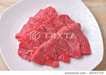 Raw meat for yakiniku, butcher meat "beef rump meat, thigh meat" is not heated. Rare part. Raw meat for yakiniku, butcher meat "beef rump meat, thigh meat" is not heated. Rare part. 99345739