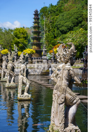 水上宮殿“Tirta Gangga”雕像和噴泉(巴厘島) 水上宮殿“Tirta Gangga”雕像和噴泉(巴厘島) 99345844