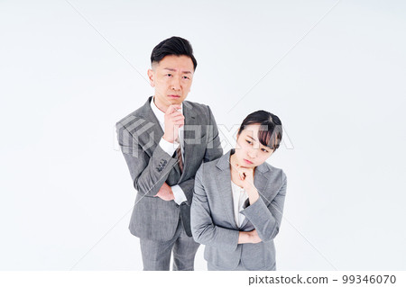 提出問題的穿西裝的男人和女人 提出問題的穿西裝的男人和女人 99346070