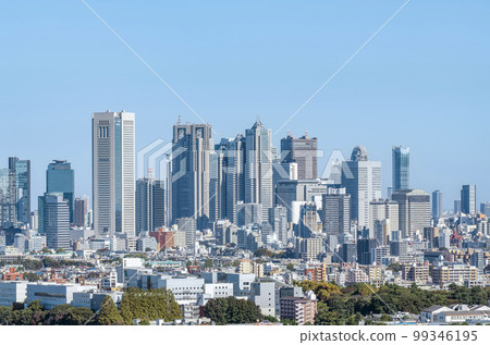 東京，陽光明媚的日子里西新宿的摩天大樓和東京的街道 99346195
