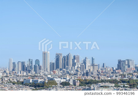 東京，陽光明媚的日子里西新宿的摩天大樓和東京的街道 99346196