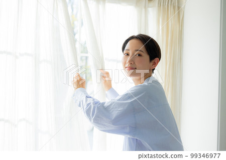 打開窗戶的女人 99346977