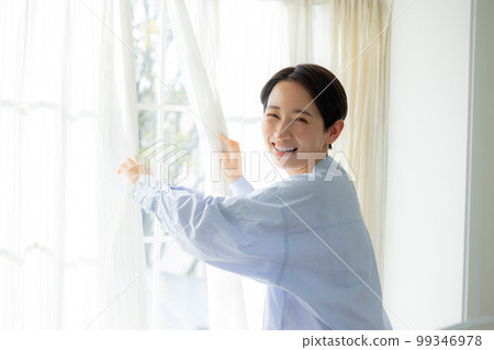 打開窗戶的女人 99346978